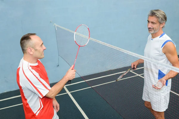 Homens jogando badminton e badminton — Fotografia de Stock