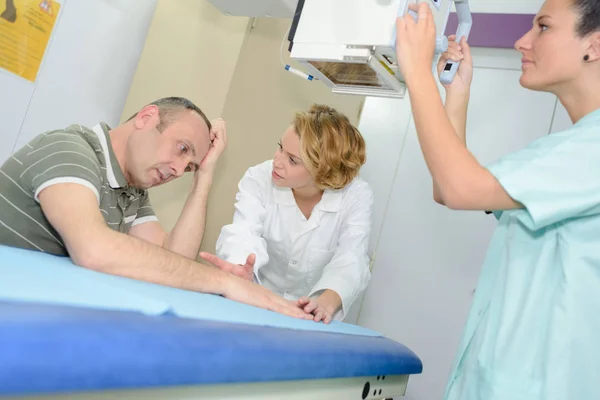 Sorprendido hombre en la clínica después de un informe de medicina —  Fotos de Stock