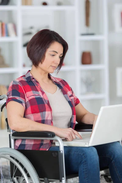 After devastating accident she works from home while recovering — Stock Photo, Image