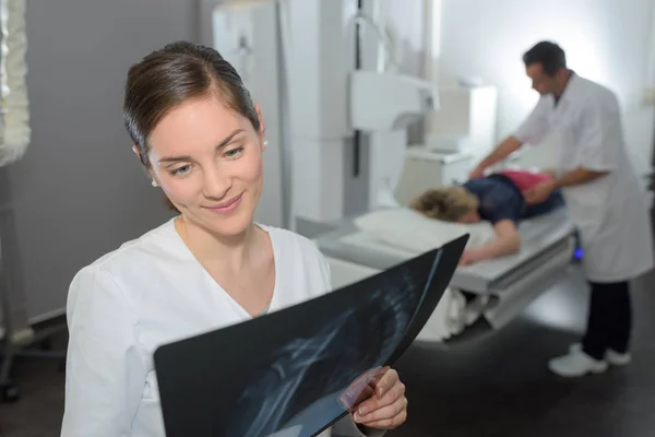 Жінка дивиться на рентген — стокове фото