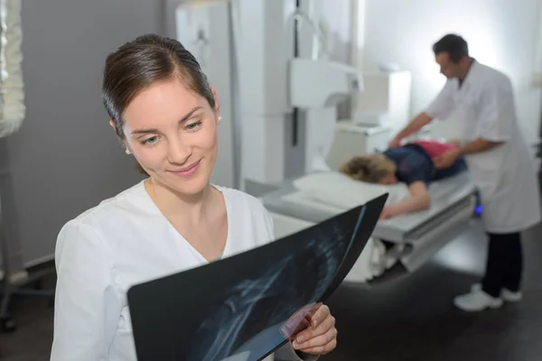 Vrouw kijken naar xray — Stockfoto