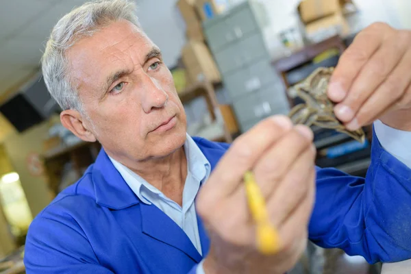 Technicus houden een mechanische deel — Stockfoto