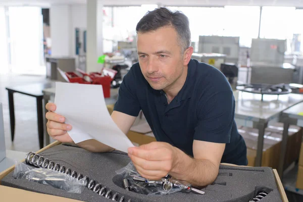 Instrucciones de lectura hombre para la impresora 3d en la computadora tableta — Foto de Stock