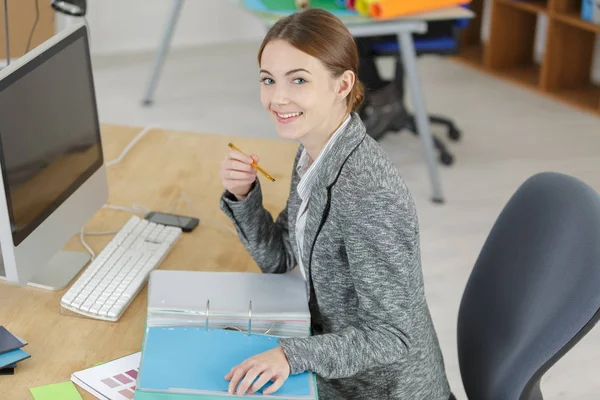 Trabalhador de escritório feminino feliz — Fotografia de Stock