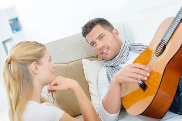 Casal relaxante e admirar — Fotografia de Stock