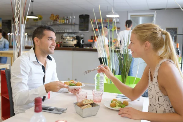 Щаслива пара їсть у ресторані — стокове фото
