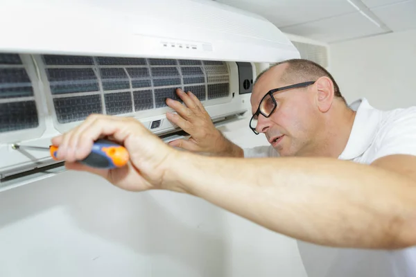 Vaststelling en onderhoud van airconditioningsysteem — Stockfoto