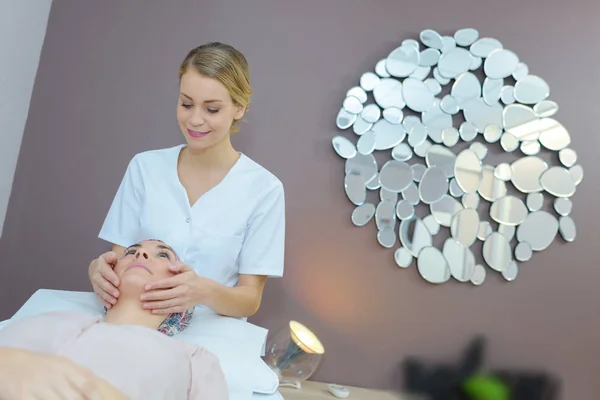 Косметолог дає масаж голови — стокове фото