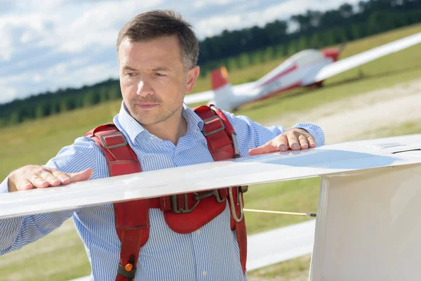 Homem inspecionando asa de planador — Fotografia de Stock