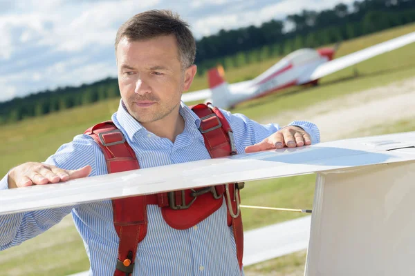 Hombre inspeccionando ala de planeador — Foto de Stock