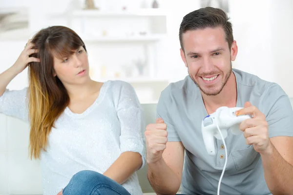 Aburrido novia mientras novio jugando videojuego — Foto de Stock