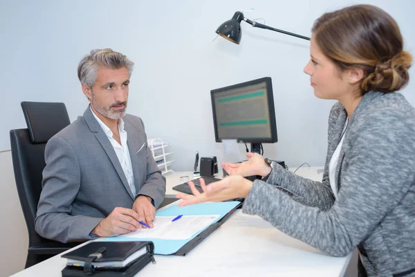 Kvinna som diskuterar investeringar med en mäklare — Stockfoto