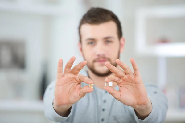 Man aan het werk houden van SIM-kaart — Stockfoto