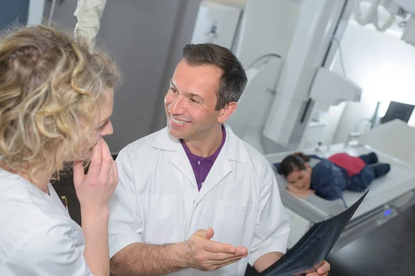 Dokter en verpleegster lachen — Stockfoto