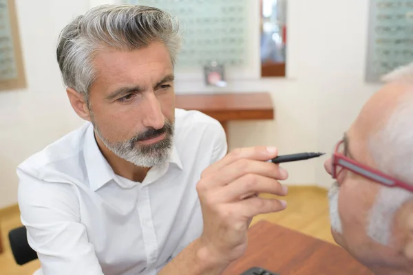 Senior man raadpleging van volwassen plastisch chirurg — Stockfoto