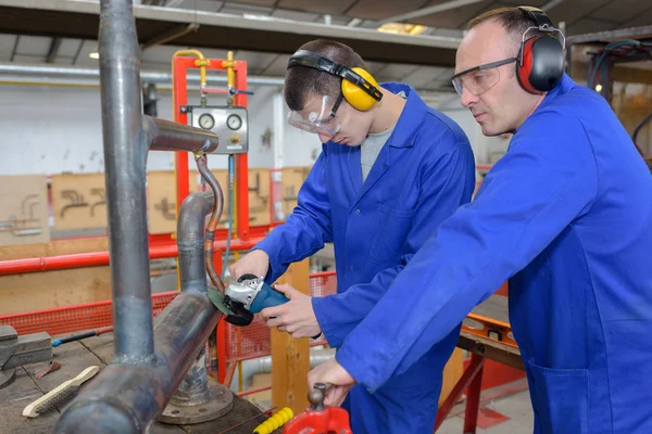 Werkstechniker betätigt hydraulischen Rohrbieger — Stockfoto