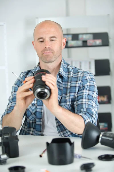 Man holding a camera lens — Stock Photo, Image