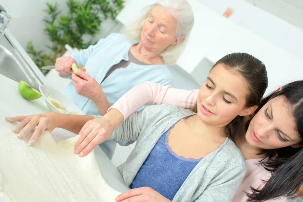 Drie generaties vrouwen die samen bakken — Stockfoto