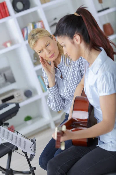 Lição de guitarra e aprendizagem — Fotografia de Stock