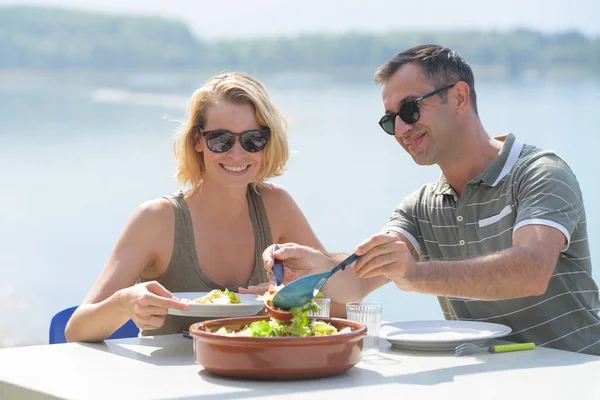 Couple dining with a view — Stock Photo, Image