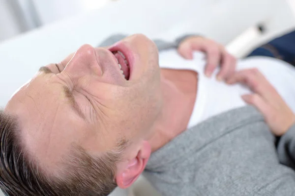 Junger Mann leidet unter Herzschmerzen — Stockfoto