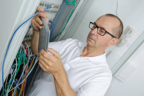 Lineman inspecionando o painel — Fotografia de Stock