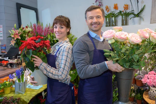 Dois floristas trabalhando em estufa — Fotografia de Stock