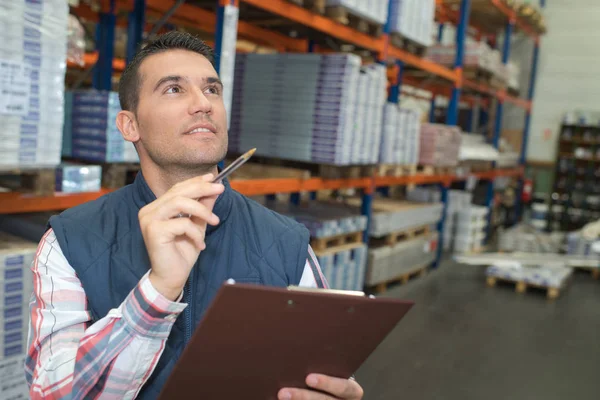 De magazijnmedewerker en werk — Stockfoto