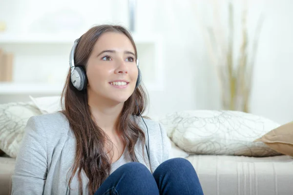 Bloqueando el mundo con sus auriculares — Foto de Stock