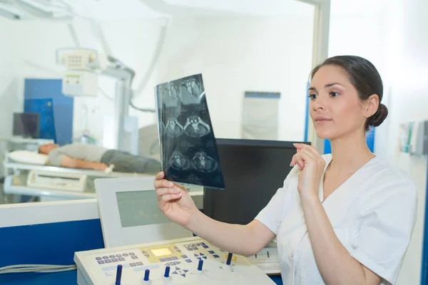 Enfermeira a olhar para o raio X — Fotografia de Stock