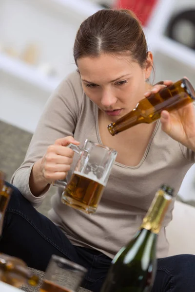 Dronken tiener op de Bank thuis — Stockfoto