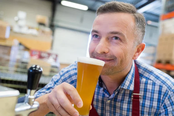 Homem cheirando a cerveja — Fotografia de Stock