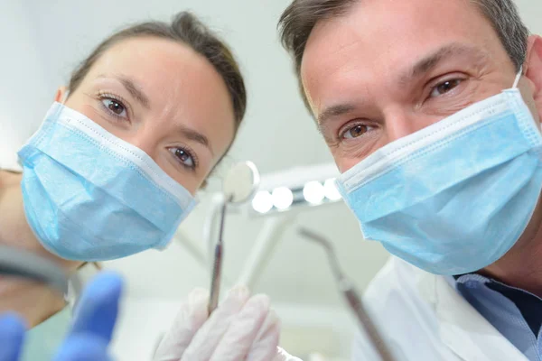 Portret płci męskiej i żeńskiej zamaskowany pracowników stomatologiczne — Zdjęcie stockowe