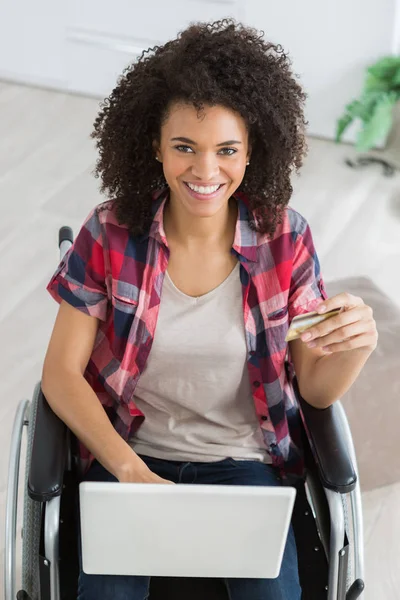 Mujer joven positiva de compras en Internet —  Fotos de Stock