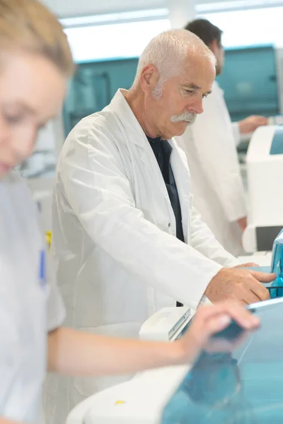 Médico senior en un laboratorio —  Fotos de Stock