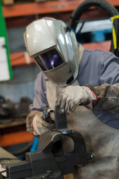 Svetsning mannen svetsning pipe i branschen — Stockfoto