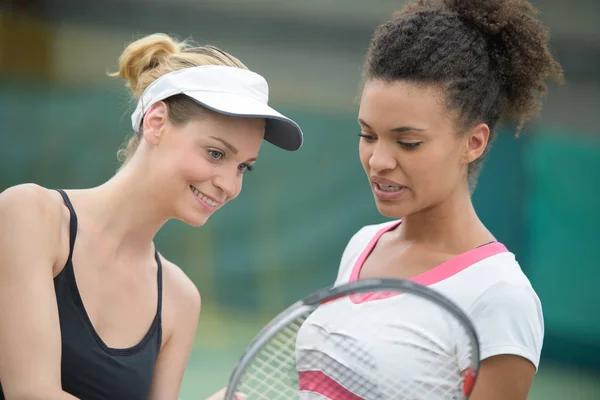 Two female tennis players — Stock Photo, Image