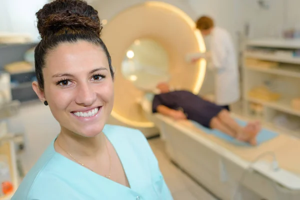 Radiologe posiert vor einem Scanner — Stockfoto