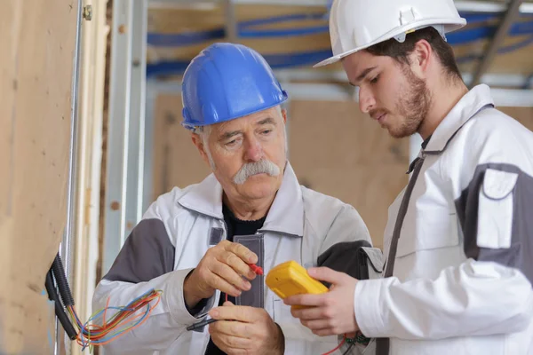 Elettricisti che installano contatore di risparmio energetico — Foto Stock