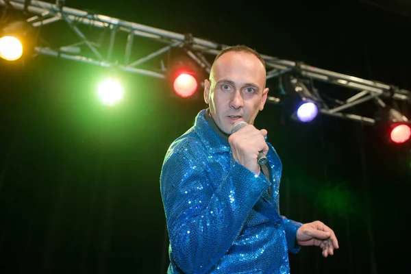 Male singer performing on stage — Stock Photo, Image