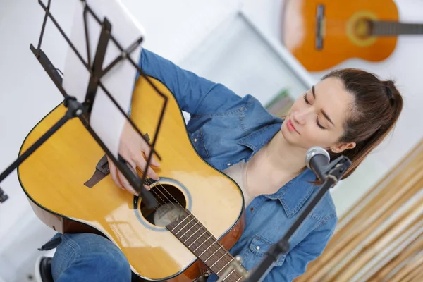 Jolie jeune femme avec guitare — Photo