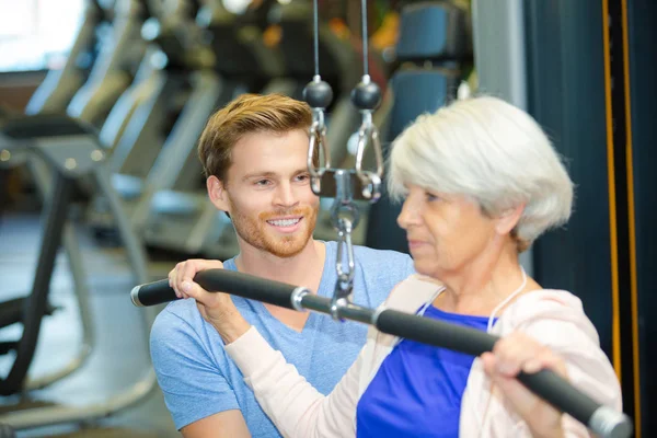 Entrenador personal con la mujer mayor — Foto de Stock