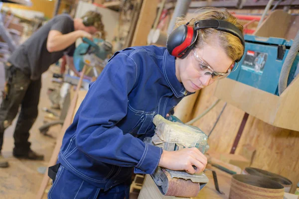 Kadın woodworker ahşap zımpara — Stok fotoğraf