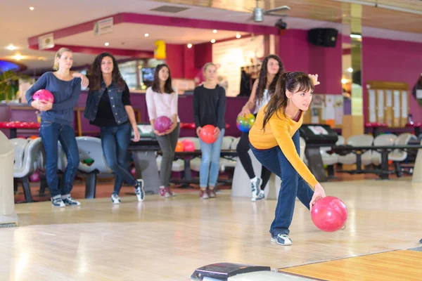 Kvinnan tio pin bowling — Stockfoto