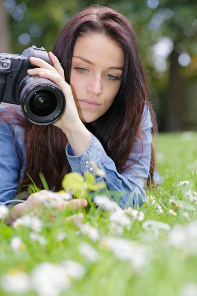Donna prende una foto su erba — Foto Stock