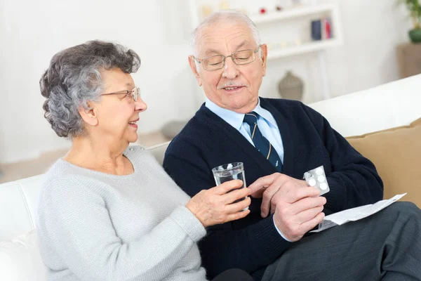 Starszy człowiek biorąc leki — Zdjęcie stockowe