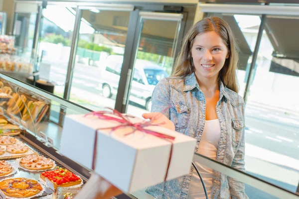 Beställning av bakverk och brunett — Stockfoto