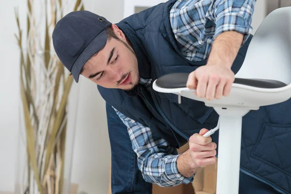 Handyman ajustando silla giratoria — Foto de Stock