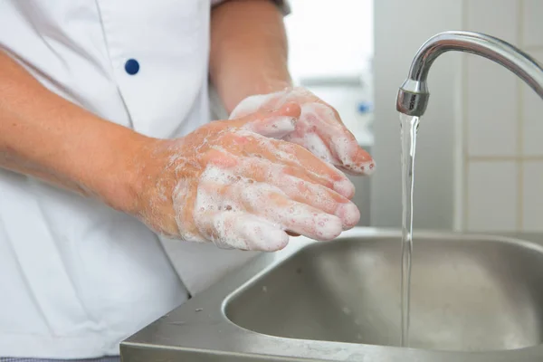 Zbliżenie personelu medycznego myjącego ręce — Zdjęcie stockowe
