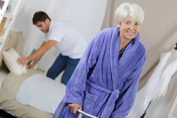 Äldre dam med zimmer och vårdare i hemmet — Stockfoto